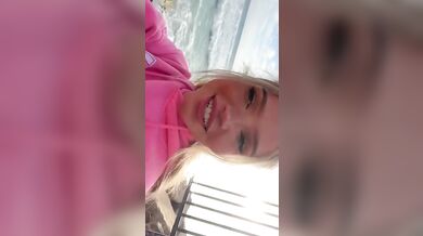 Bougie_Bb's Outdoor Pissing And Fingering