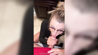 RosieRacks Gives A Blowjob And Takes Cumshot Into Her Mouth