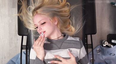 Holly.mae25 Welcomes Her Gynecologist's Deep Examination