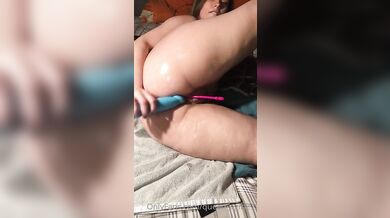 OnlyFans Babe Queen Egirl Pleases Her Two Holes
