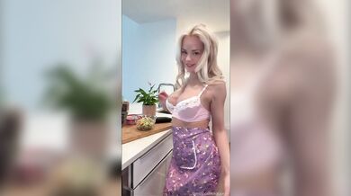 Hot BLonde Elsadreamjean Fills Her Pussy With A Cucumber