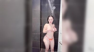 Jessashyycute Blowjobs And Rides On A Dildo In The Shower