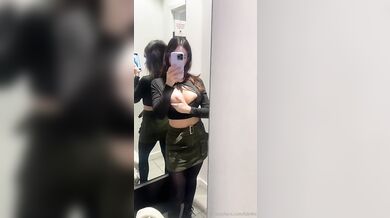 Brunette Amateur Blinkx Masturbates In A Dressing Room