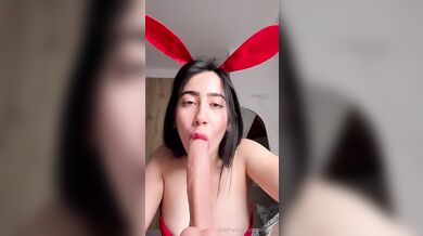 Black Haired Gummies15 Masturbates With Her Dildo