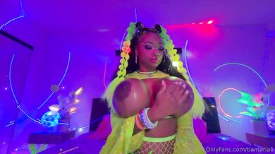 Busty TiaMaria Gets A Facial By A BWC Fcuk