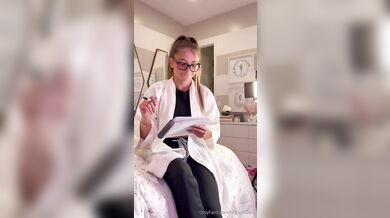 Slutty Skylar Mae Gives Her Boyfriend A Sexy Handjob After A Massage