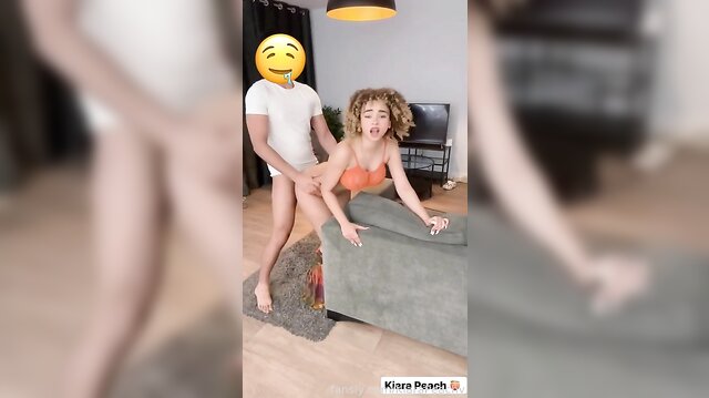 Die lockige Schönheit Lela Sohna wird im Doggy-Style gefickt
