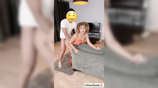 Die lockige Schönheit Lela Sohna wird im Doggy-Style gefickt