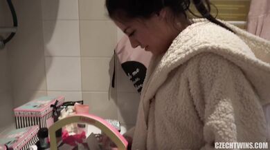 Ich habe sie nur angerufen, um die Zwillinge Eveline und Silvia Dellai zu vögeln