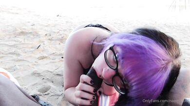 OnlyFan Naomihh666 Gives A Black Cock Blowjob At The Beach