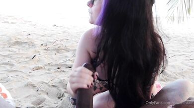 OnlyFan Naomihh666 Gives A Black Cock Blowjob At The Beach