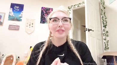 Blonde Babe Angelicfukdoll Flaunts Her Big Natural Tits