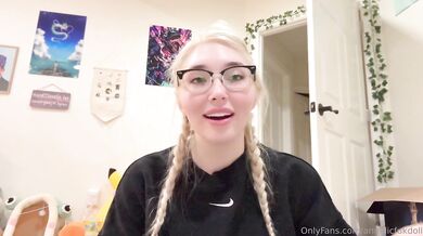 Blonde Babe Angelicfukdoll Flaunts Her Big Natural Tits