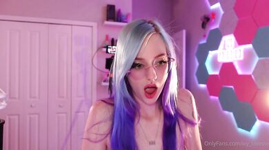 Teen Ivy_Celeste Fucks While Gaming