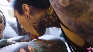 Burlesque Tattoo Beauty In Anal Fuck Porn With Strap-on