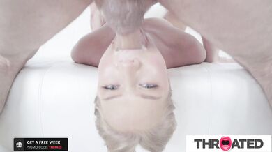 Die heiße Blondine Harley King bekommt ihr Gesicht mit Spucke vollgespritzt, während sie einen Schwanz tief in den Hals nimmt
