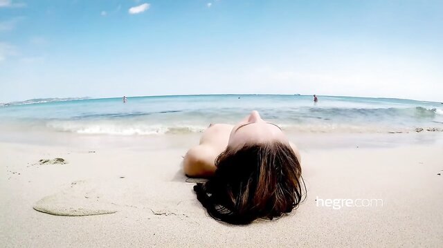 Alisa Amore am FKK-Strand