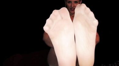 Caroline Pierce Shows Off Her Seductive Sweaty Soles