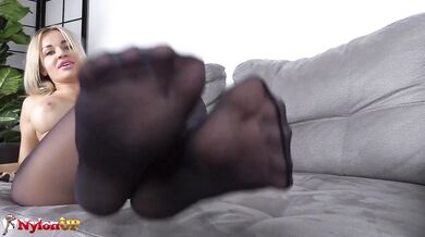 Sensual Self-Suck With The Italian MILF Is Toes