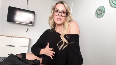 Hot Babe With Glasses As Perfect Fappening Material