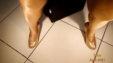 Ellya In Super Shiny Pantyhose