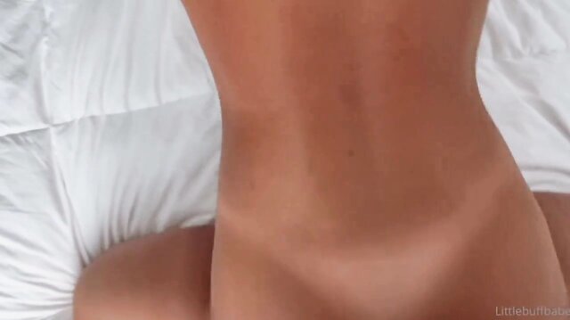 Blauäugiges blondes Babe wird in POV von einem großen Schwanz ins Gesicht gefickt