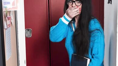 Alluring Violet Ray Catches Johnny Love In The Act And Offers Her Pussy For A Quick Fuck