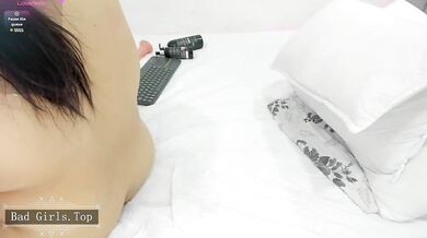Webcam show featuring a Latina babe with an oiled-up butt and tits