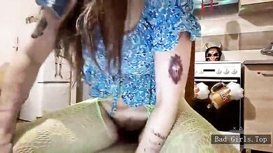 Squirting amateur with hairy pussy on webcam