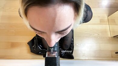 My boyfriend designed a device to help me with my deepthroat traning