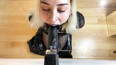 My boyfriend designed a device to help me with my deepthroat traning
