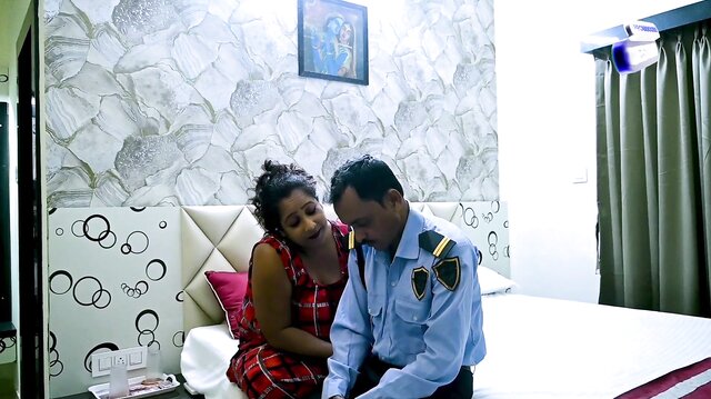 Indische Tante mit großen Brüsten genießt den Fick mit ihrem Mann
