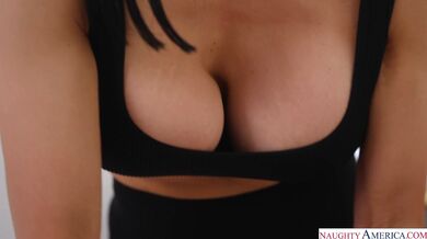 Hot Masseuse Audrey Bitoni Rubs And Tugs On A Stiff Dick