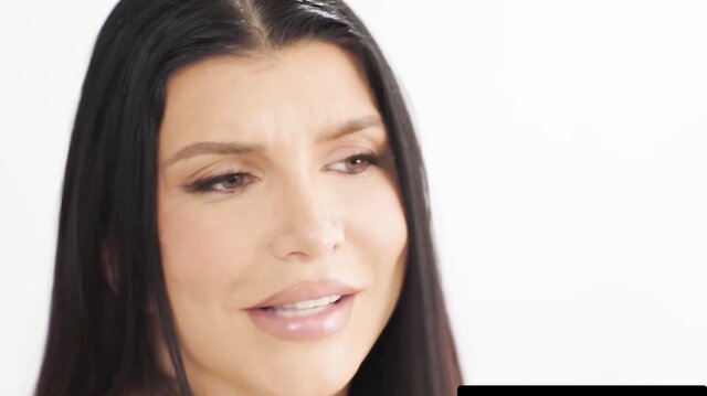 Frauen kommen zum Orgasmus mit der üppigen MILF Romi Rain
