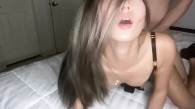 Asiatisches Babe wird von hinten gefickt