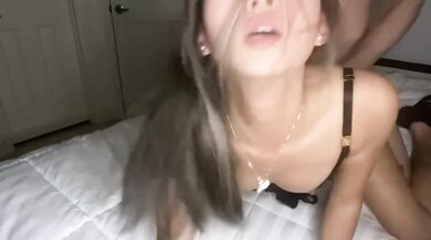 Asiatisches Babe wird von hinten gefickt