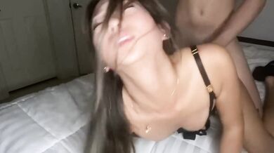 Asiatisches Babe wird von hinten gefickt