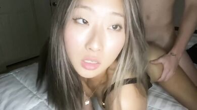 Asiatisches Babe wird von hinten gefickt
