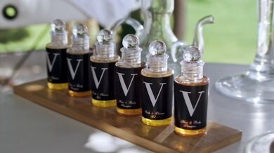 Scarlett a Honour sa pri bazéne delia o veľkého čierneho vtáka