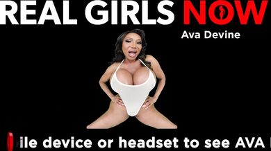 Ava Devine dráždí velkými prsy v bílém body