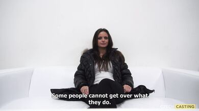 Naolejovaná brunetka provokuje při castingovém pohovoru