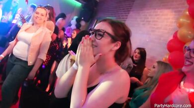 Una fiesta salvaje en un club acaba en una orgía en grupo