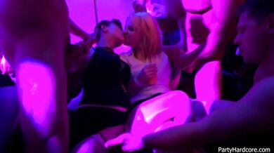 Una fiesta salvaje en un club acaba en una orgía en grupo