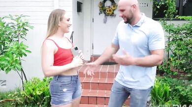 Blonde Nachbarin bläst auf der Couch