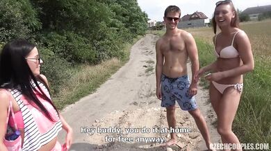 Dva páry si venku vyměňují partnery