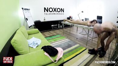 Nata Lee seduce a su jefe con un masaje en la oficina