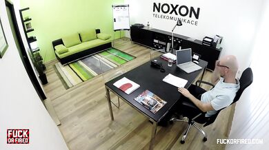 Nata Lee svádí svého šéfa masáží v kanceláři