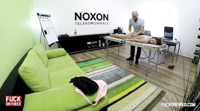 Nata Lee verführt ihren Chef mit einer Massage im Büro
