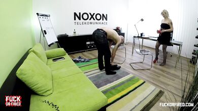 Blonďavá úradníčka sa nechá v sieťovaných pančuchách tvrdo šukať