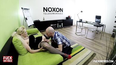 Blonďavá úradníčka sa nechá v sieťovaných pančuchách tvrdo šukať